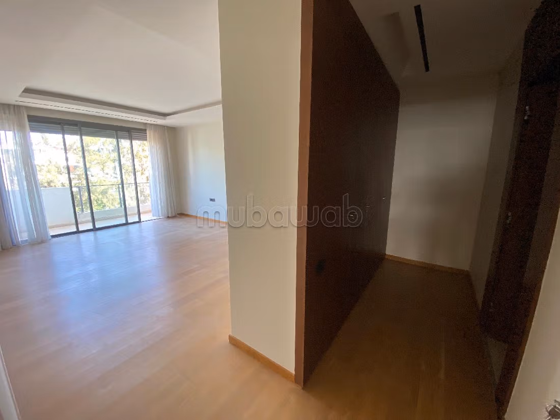 Apartment for rent in Souissi. 4 comfortable rooms. Reinforced door and satellite dish. 