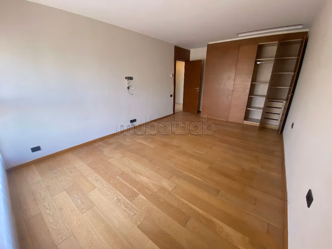 Apartment for rent in Souissi. 4 comfortable rooms. Reinforced door and satellite dish. 