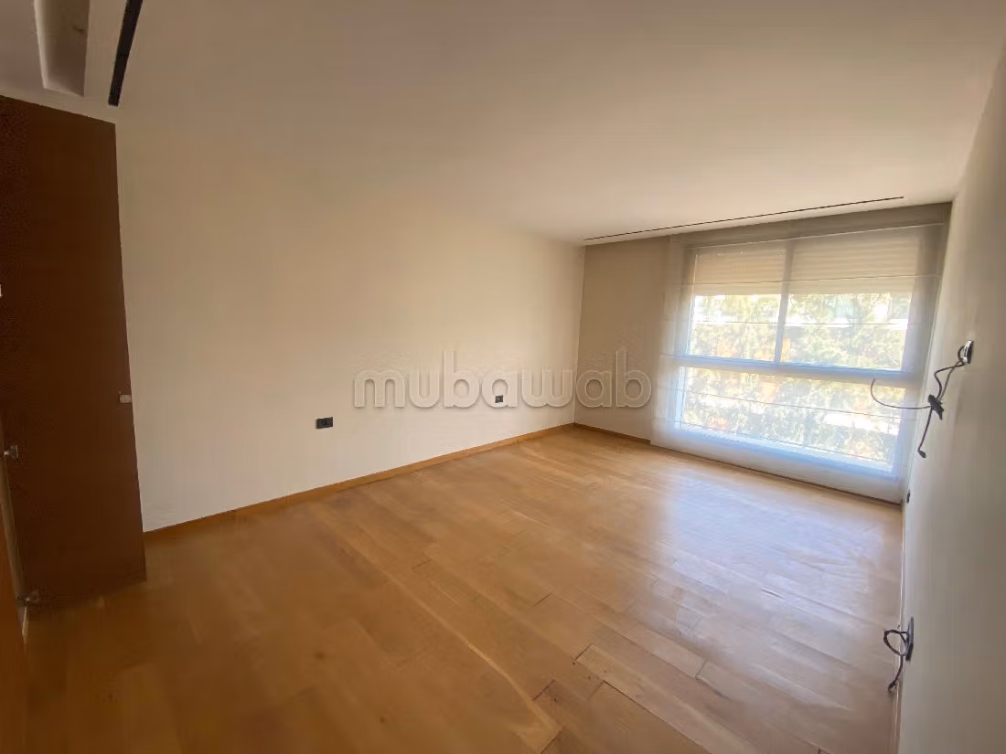 Apartment for rent in Souissi. 4 comfortable rooms. Reinforced door and satellite dish. 