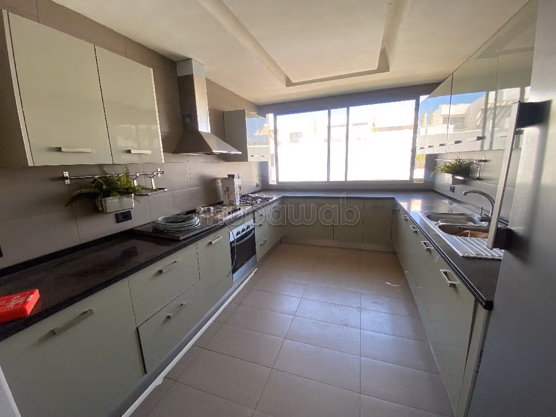 Apartment for rent in Souissi. 4 comfortable rooms. Reinforced door and satellite dish. 