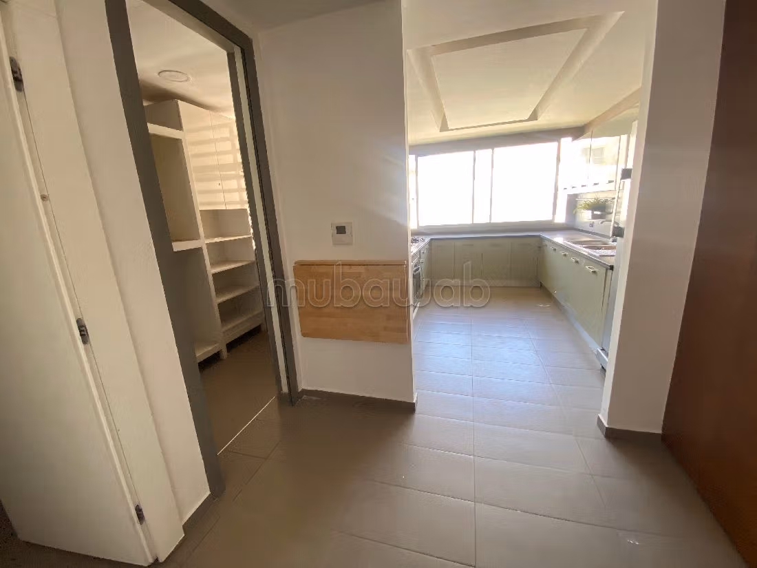 Apartment for rent in Souissi. 4 comfortable rooms. Reinforced door and satellite dish. 