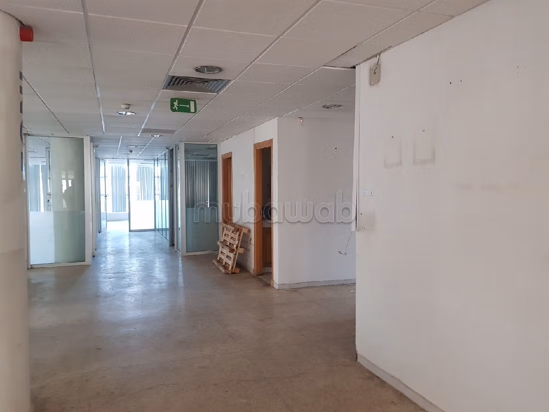 Offices for rent in Sidi Maarouf. Dimension 980 m². Gardeners, Large terrace