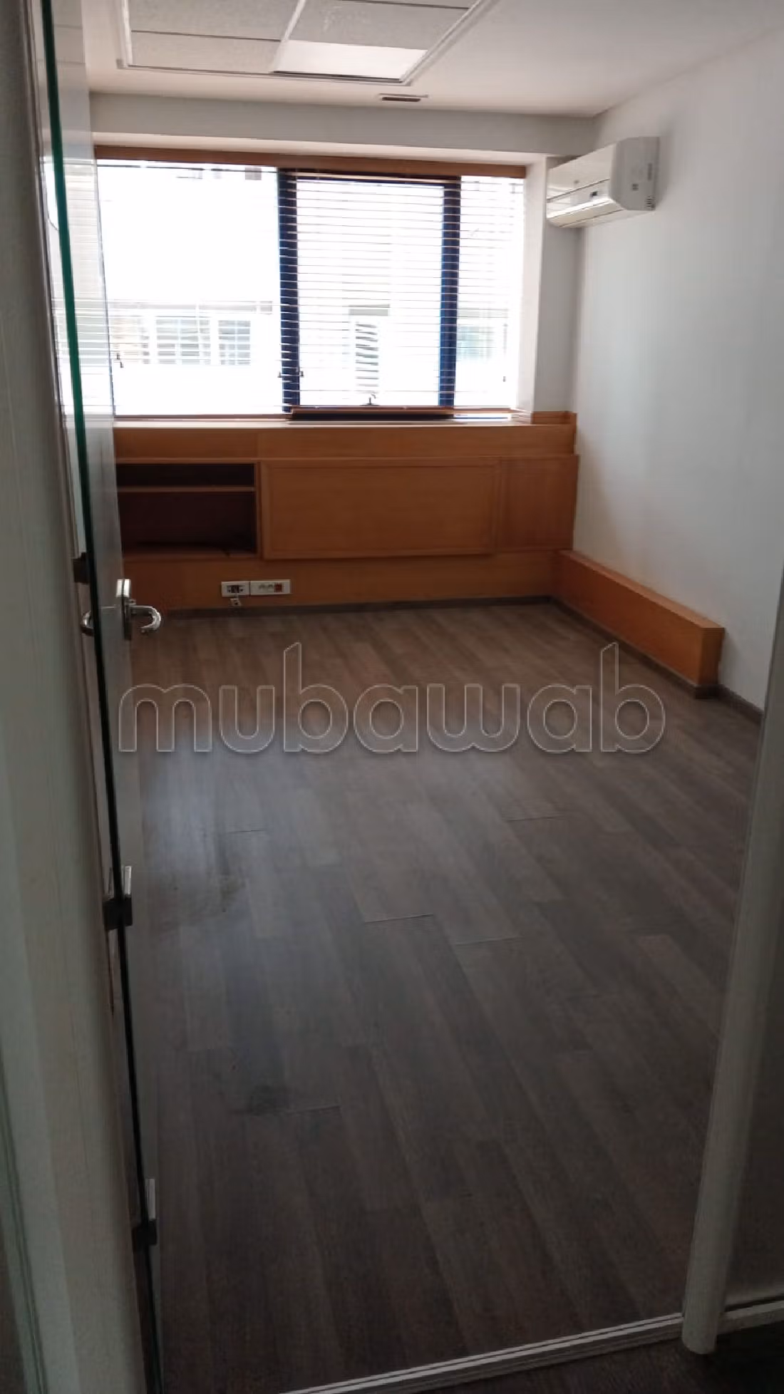 عقارت تجارية للكراء بسيدي معروف. المساحة 600 م². خدمات الكونسياج ، و تكييف الهواء