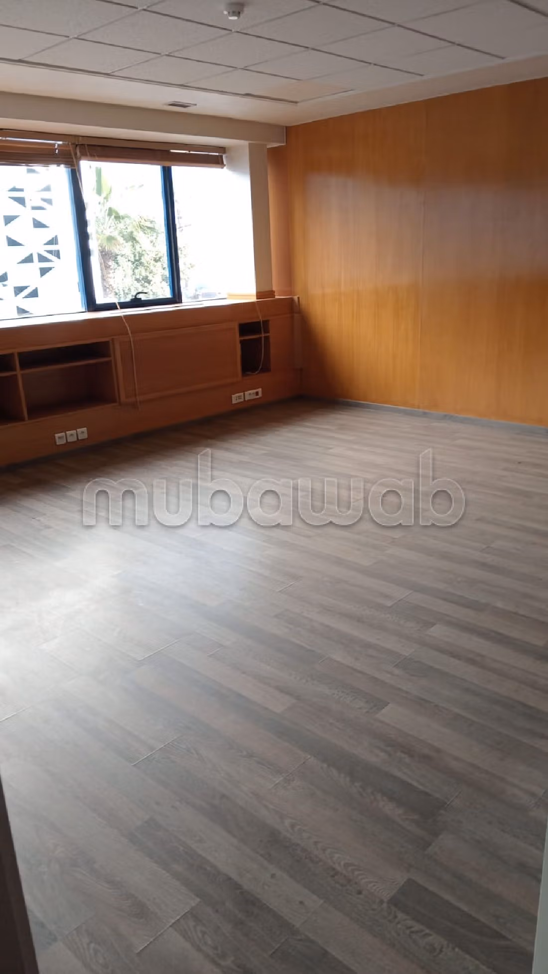 عقارت تجارية للكراء بسيدي معروف. المساحة 600 م². خدمات الكونسياج ، و تكييف الهواء