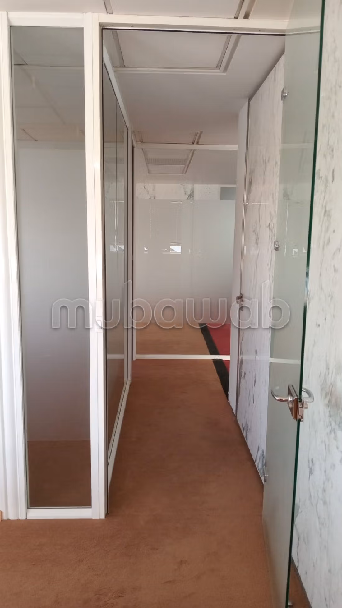 عقارت تجارية للكراء بسيدي معروف. المساحة 600 م². خدمات الكونسياج ، و تكييف الهواء