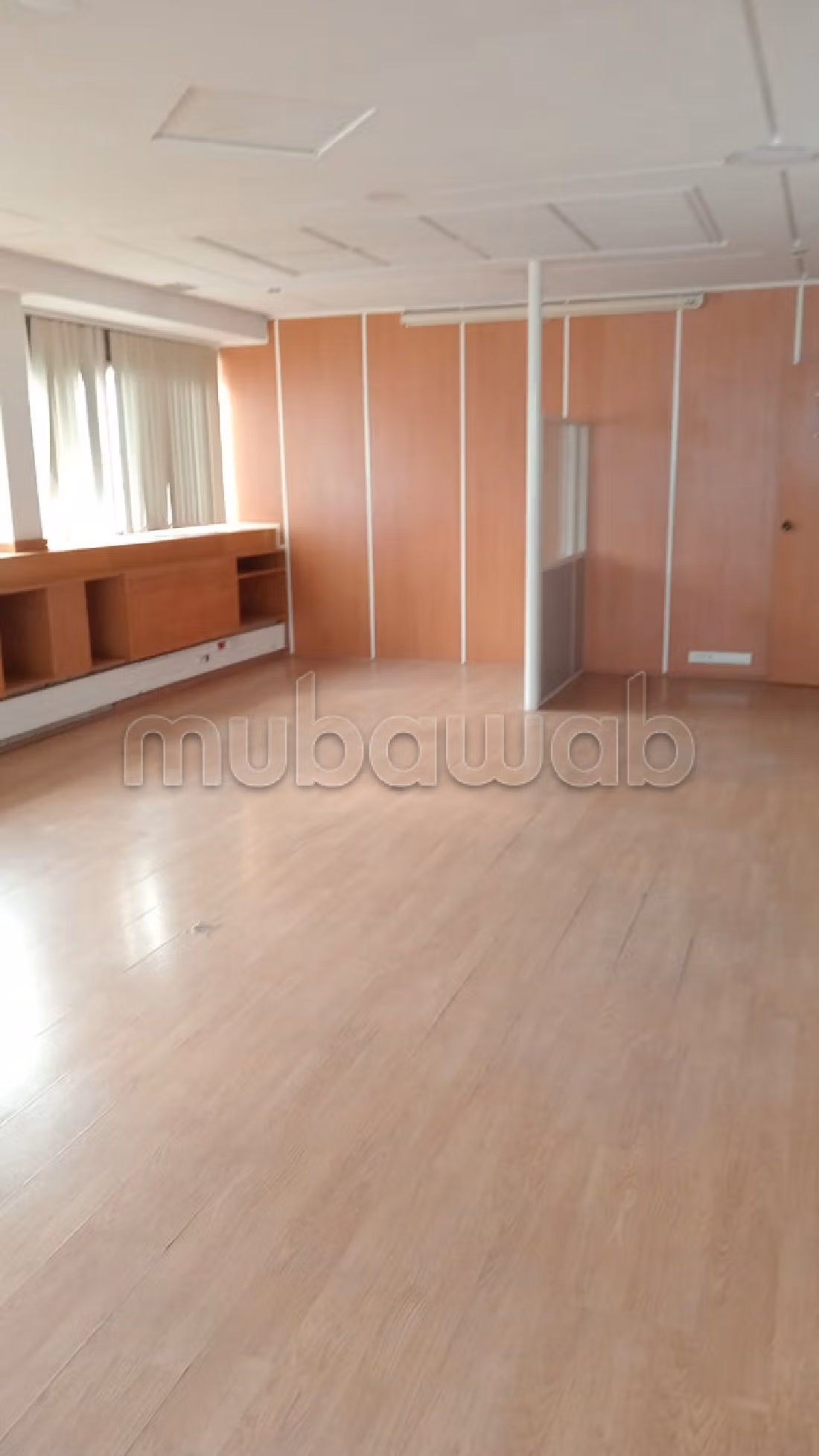 عقارت تجارية للكراء بسيدي معروف. المساحة 600 م². خدمات الكونسياج ، و تكييف الهواء