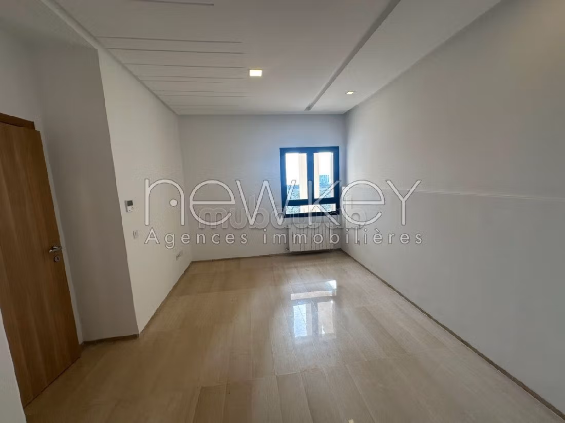Sale of a lovely apartment in Les Jardins de Carthage. Area 183 m². Parking spaces and terrace. 
