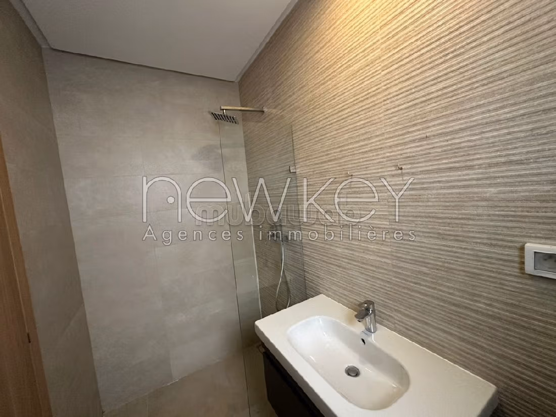 Sale of a lovely apartment in Les Jardins de Carthage. Area 183 m². Parking spaces and terrace. 