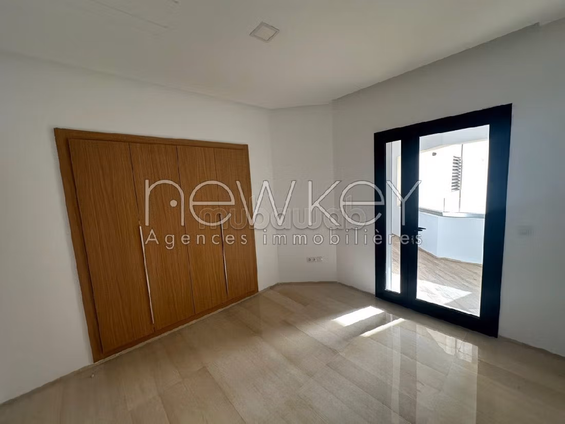 Sale of a lovely apartment in Les Jardins de Carthage. Area 183 m². Parking spaces and terrace. 