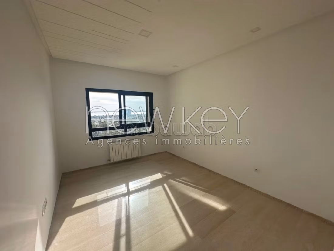 Sale of a lovely apartment in Les Jardins de Carthage. Area 183 m². Parking spaces and terrace. 
