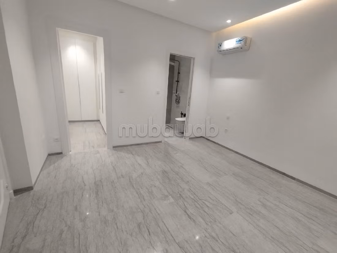 Straordinaria villa in affitto a La Marsa. 6 ampi locali. Porta blindata e vista sul mare