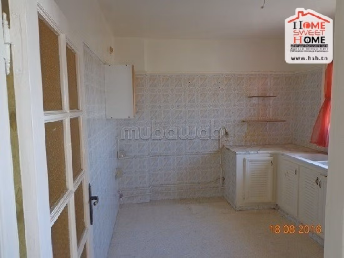 منزل جميل جدا للبيع ب باب بحر. 10 غرف. موقف للسيارات وحديقة. 