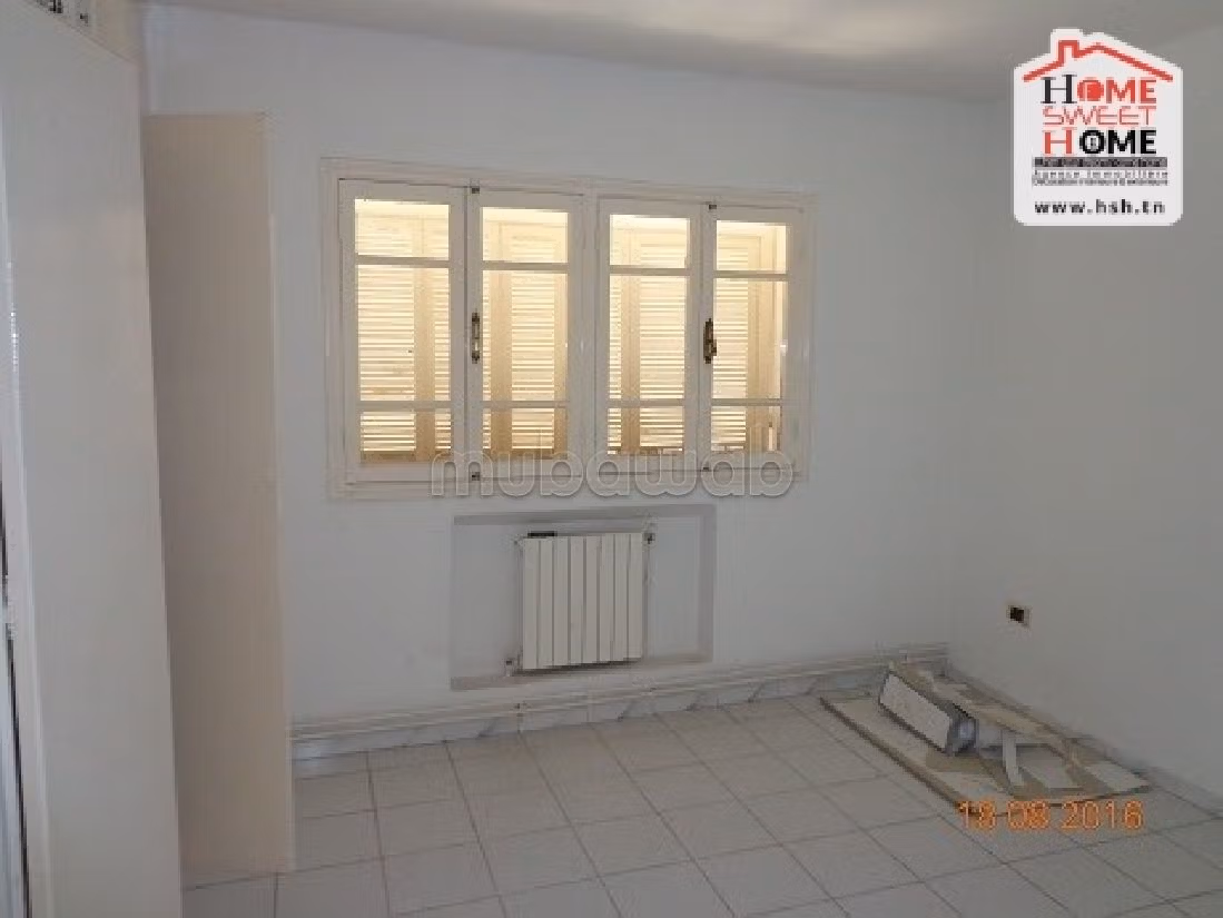 منزل جميل جدا للبيع ب باب بحر. 10 غرف. موقف للسيارات وحديقة. 