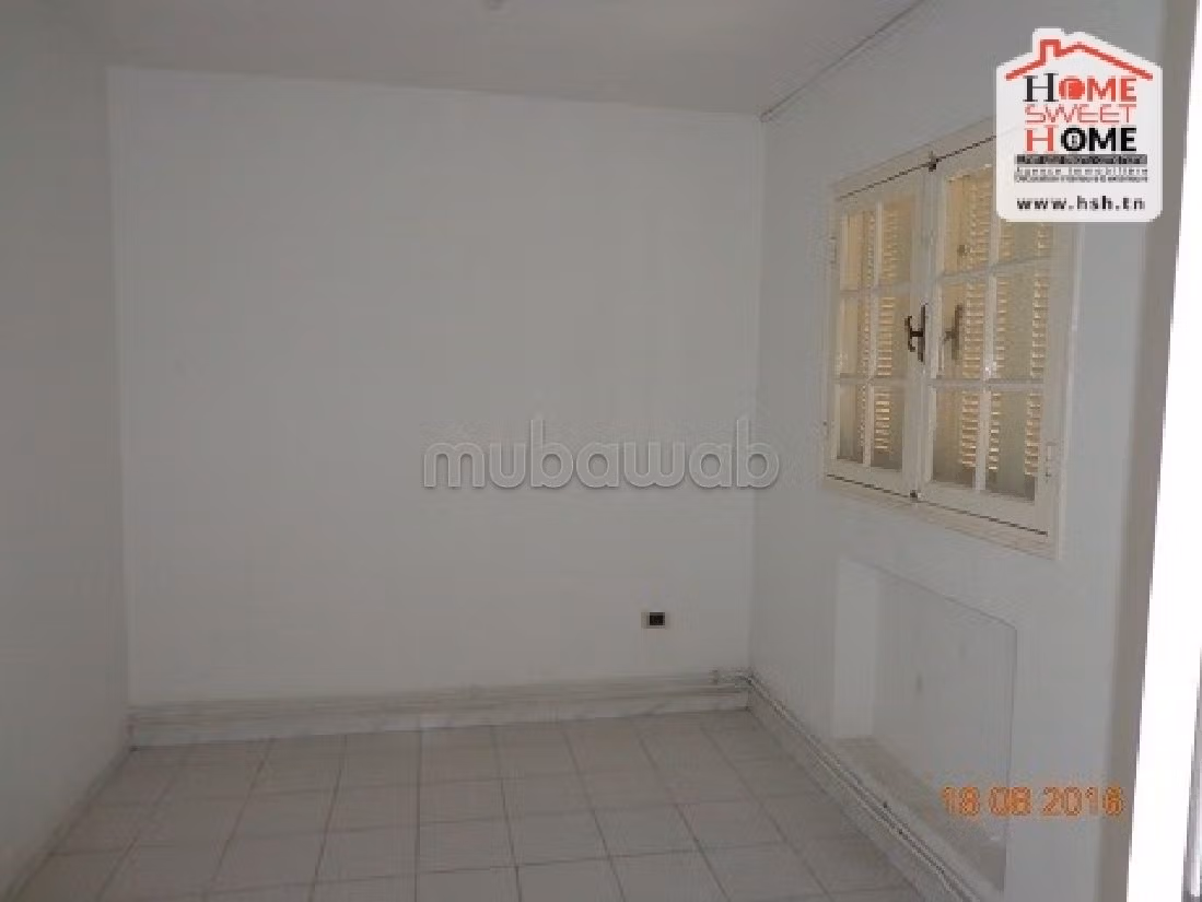 منزل جميل جدا للبيع ب باب بحر. 10 غرف. موقف للسيارات وحديقة. 