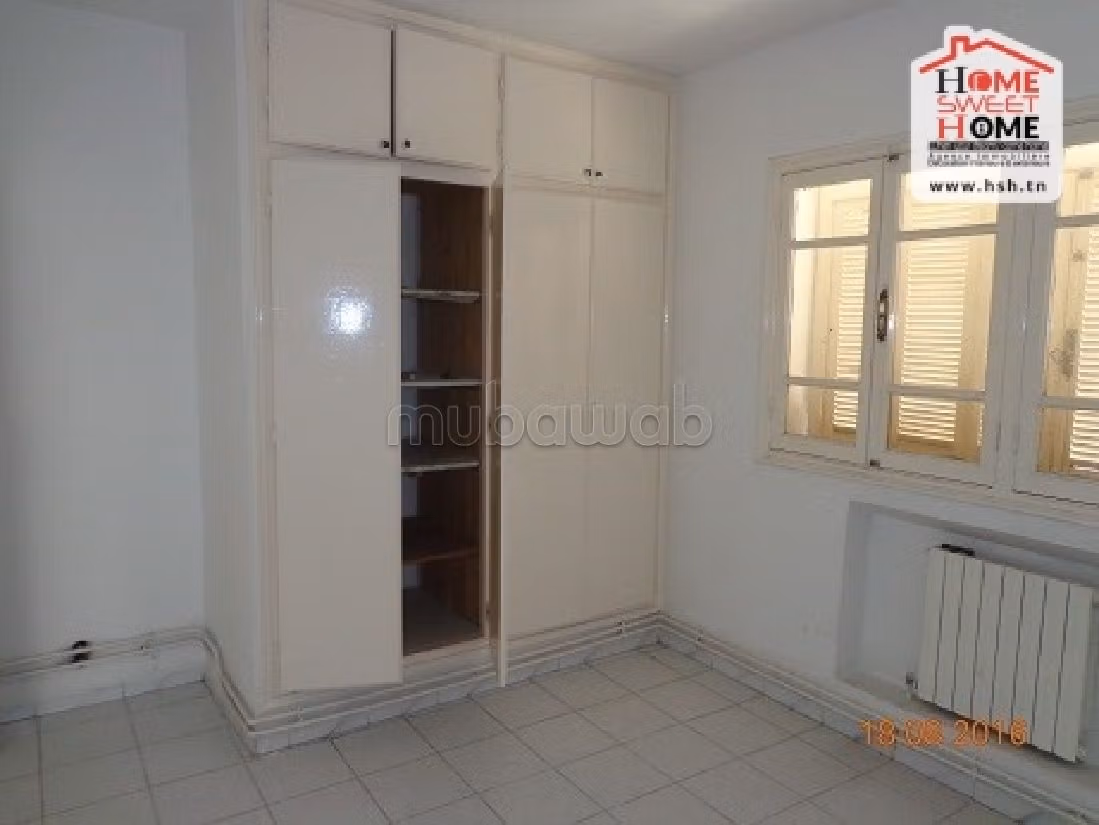 منزل جميل جدا للبيع ب باب بحر. 10 غرف. موقف للسيارات وحديقة. 