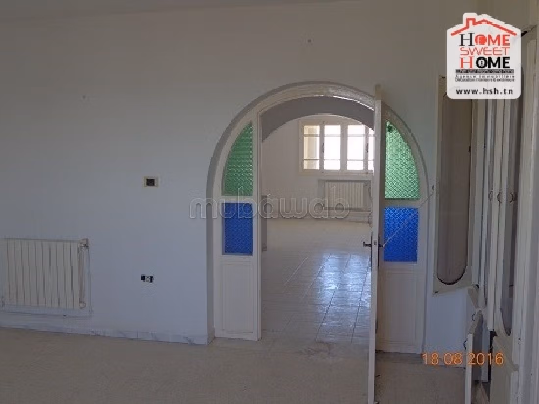 منزل جميل جدا للبيع ب باب بحر. 10 غرف. موقف للسيارات وحديقة. 