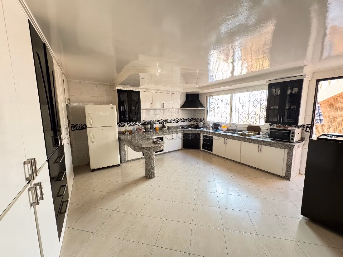 Villa's en luxe woningen huren in Ain Diab. 7 Ruimtes. Garage en terras. 