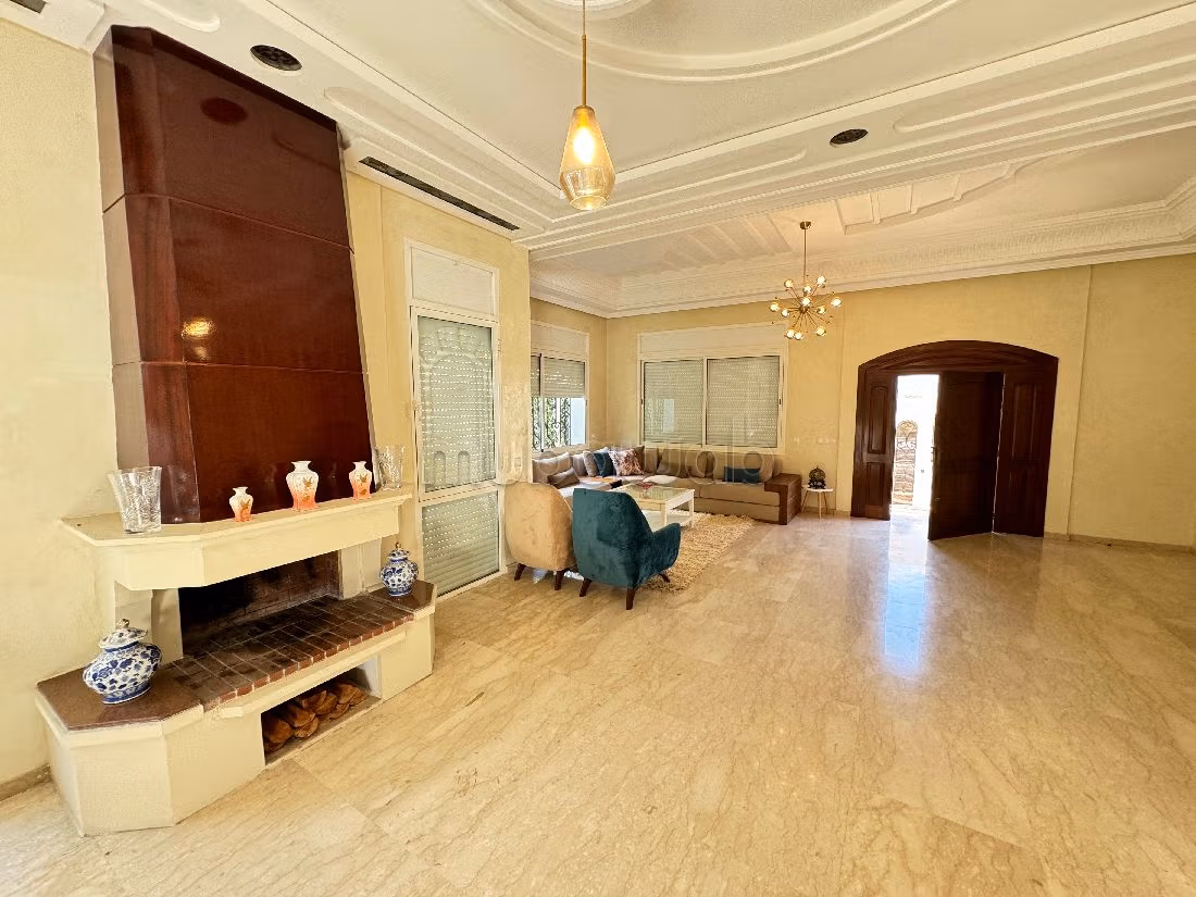 Villa's en luxe woningen huren in Ain Diab. 7 Ruimtes. Garage en terras. 