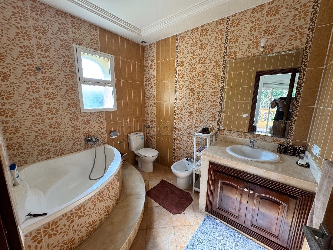 Villa's en luxe woningen huren in Ain Diab. 7 Ruimtes. Garage en terras. 