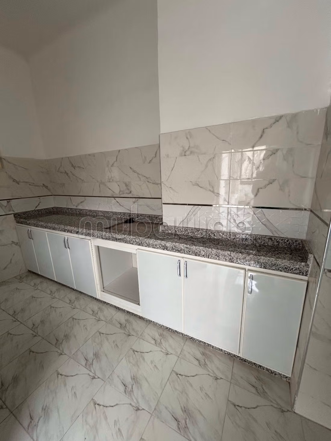 شقة رائعة للبيع ببلفدير. 4 قطع مريحة. مصعد متوفر