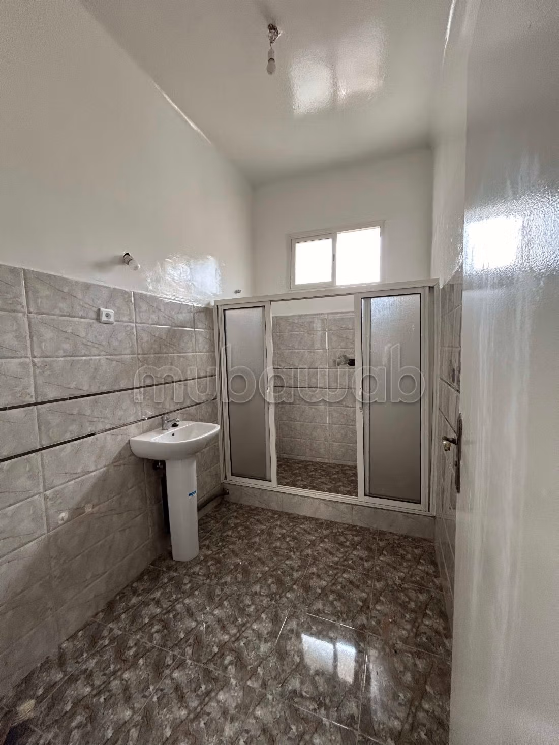 شقة رائعة للبيع ببلفدير. 4 قطع مريحة. مصعد متوفر