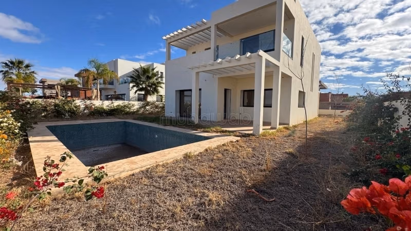 Plusieurs villas front golf à vendre piscine privatives