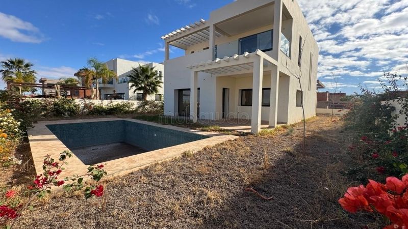 Plusieurs villas front golf à vendre piscine privatives