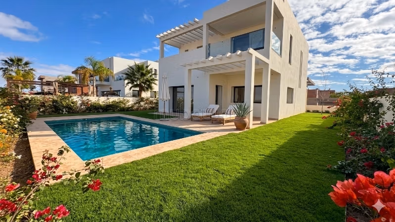 Plusieurs villas front golf à vendre piscine privatives
