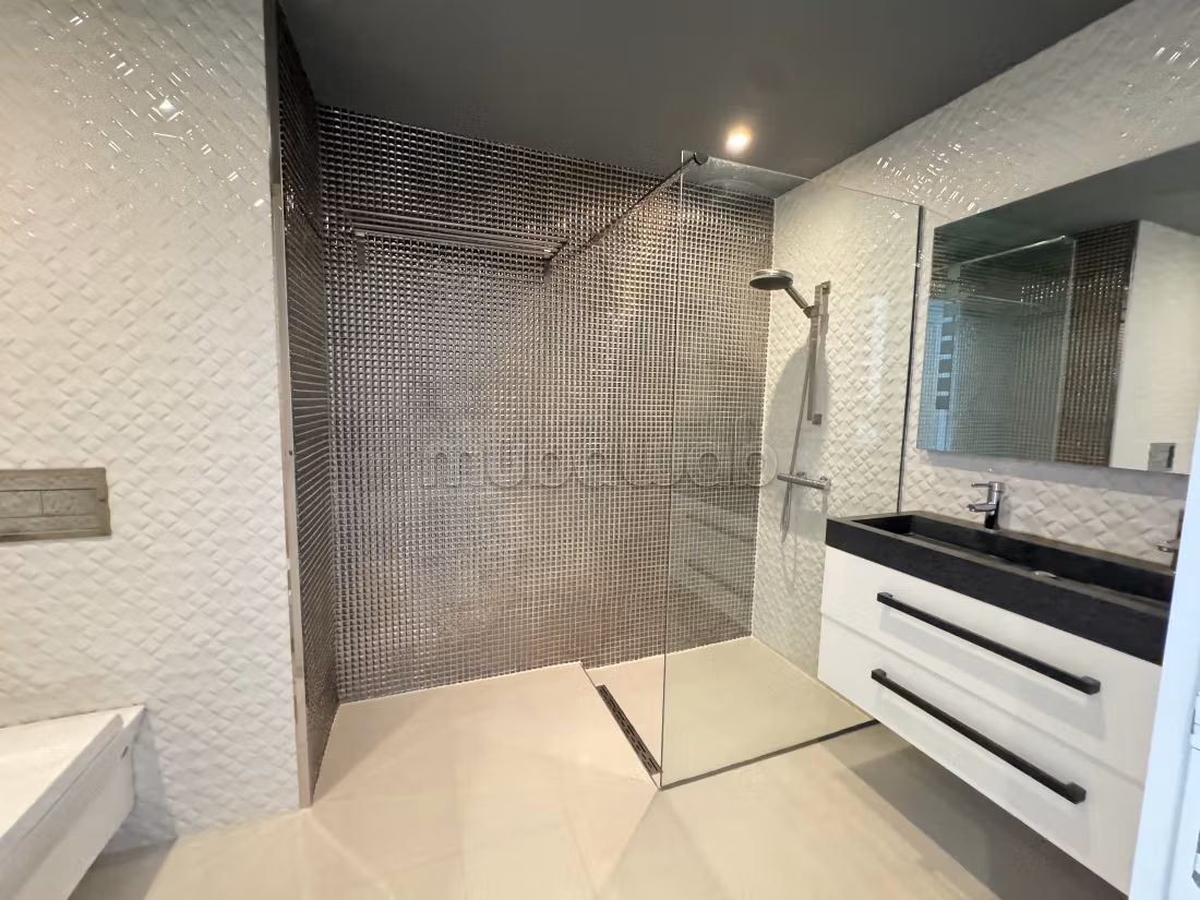 Luxe appartement meublé à louer avec vue sur mer