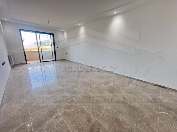 شقة رائعة للبيع ب شطرانة 2. 3 غرف. باب قوي ومتين وجهاز التدفئة المركزية. 