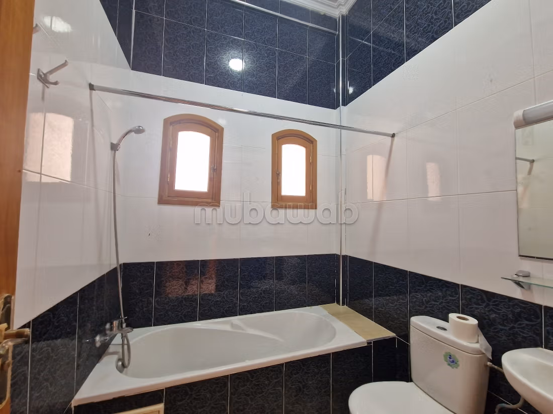 Empty country villa with pool 16km from downtown
