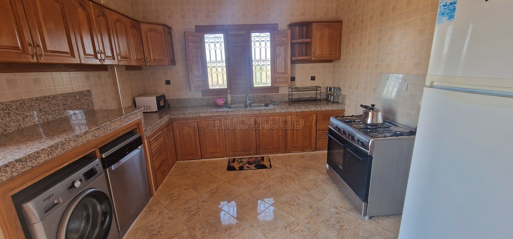 Empty country villa with pool 16km from downtown