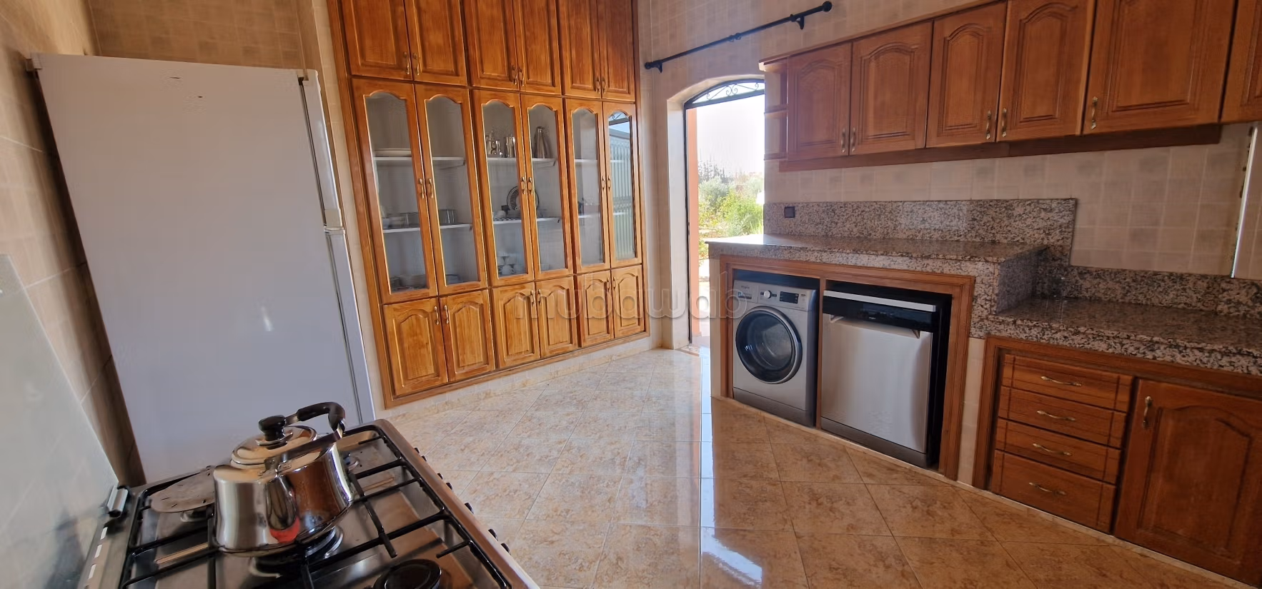 Empty country villa with pool 16km from downtown
