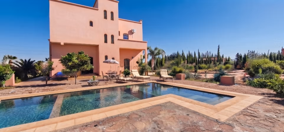 Empty country villa with pool 16km from downtown