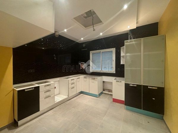 Maestosa residenza di lusso in vendita. Superficie di 1000 m². Giardino e garage