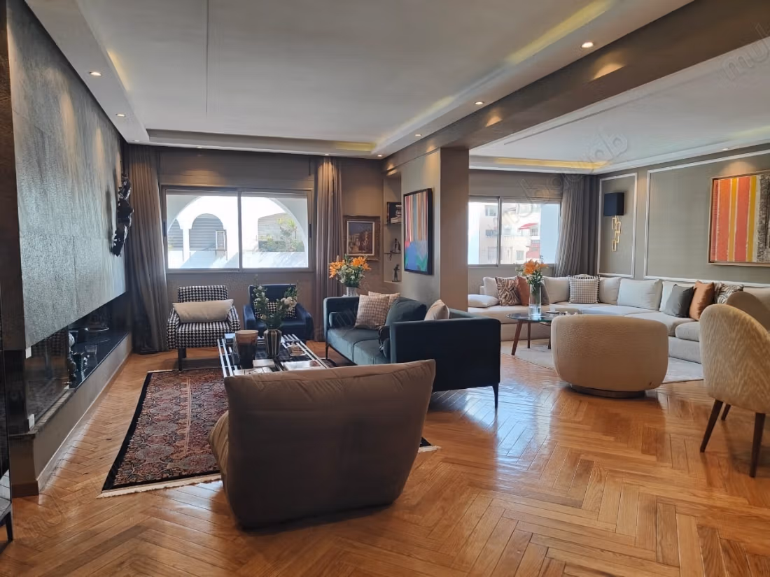 Piso en venta en Racine. Area 193 m². Servicio de chimenea y conserjería