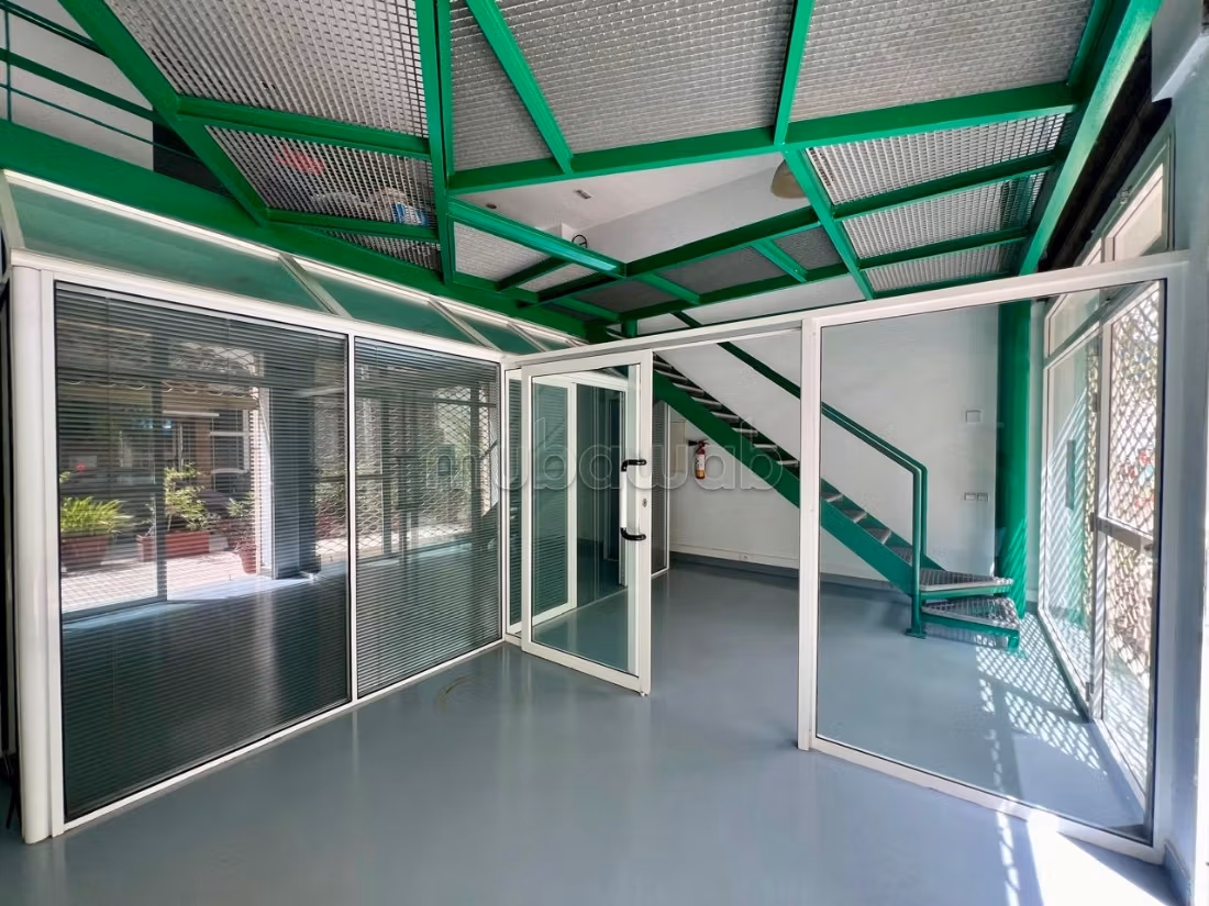 Offices & shops to rent in Lusitania. Surface area 140 m². Air conditioned