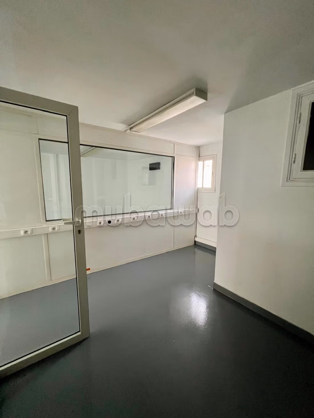 Offices & shops to rent in Lusitania. Surface area 140 m². Air conditioned