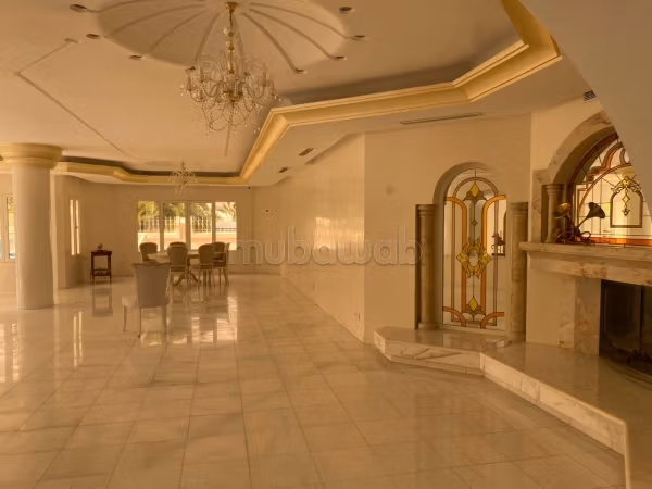 Luxury home for sale. 10 comfortable rooms. Swimming pool and air conditioning.