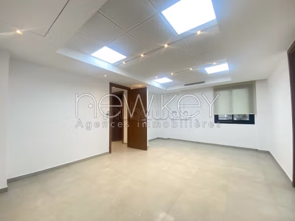 Offices for rent in Les Berges Du Lac 2. Large area 120 m². Secured residence