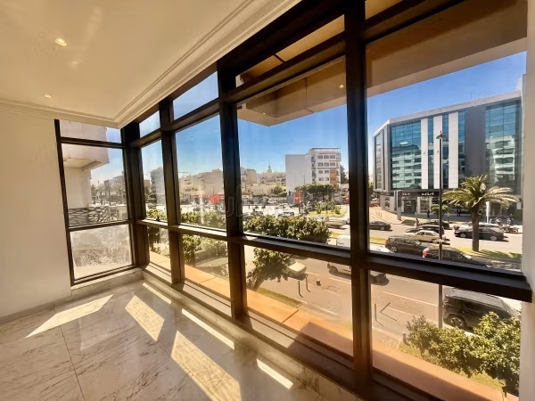 Comodo ufficio in affitto a Oasis. Superficie 55 m². Aria condizionata