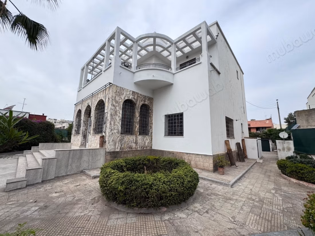 Se vende villa de lujo en Habbous. 10 habitaciones grandes. Hermosa terraza y jardín. 