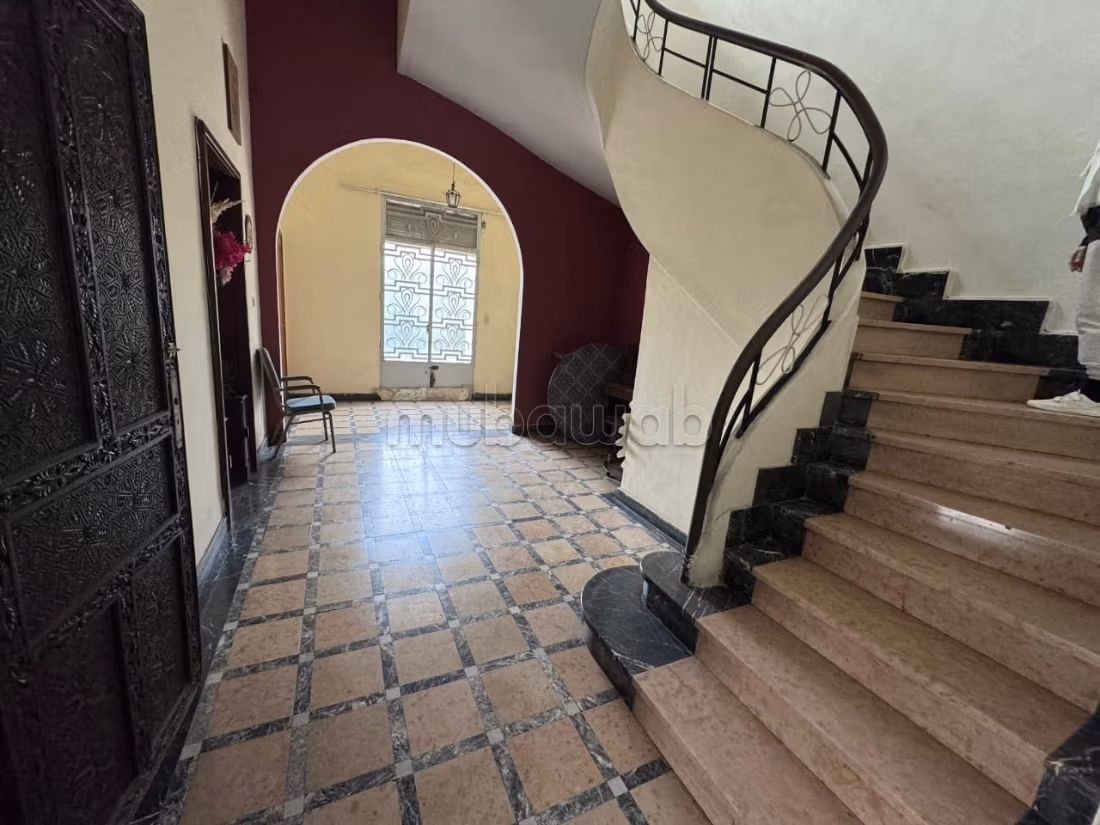 Se vende villa de lujo en Habbous. 10 habitaciones grandes. Hermosa terraza y jardín. 