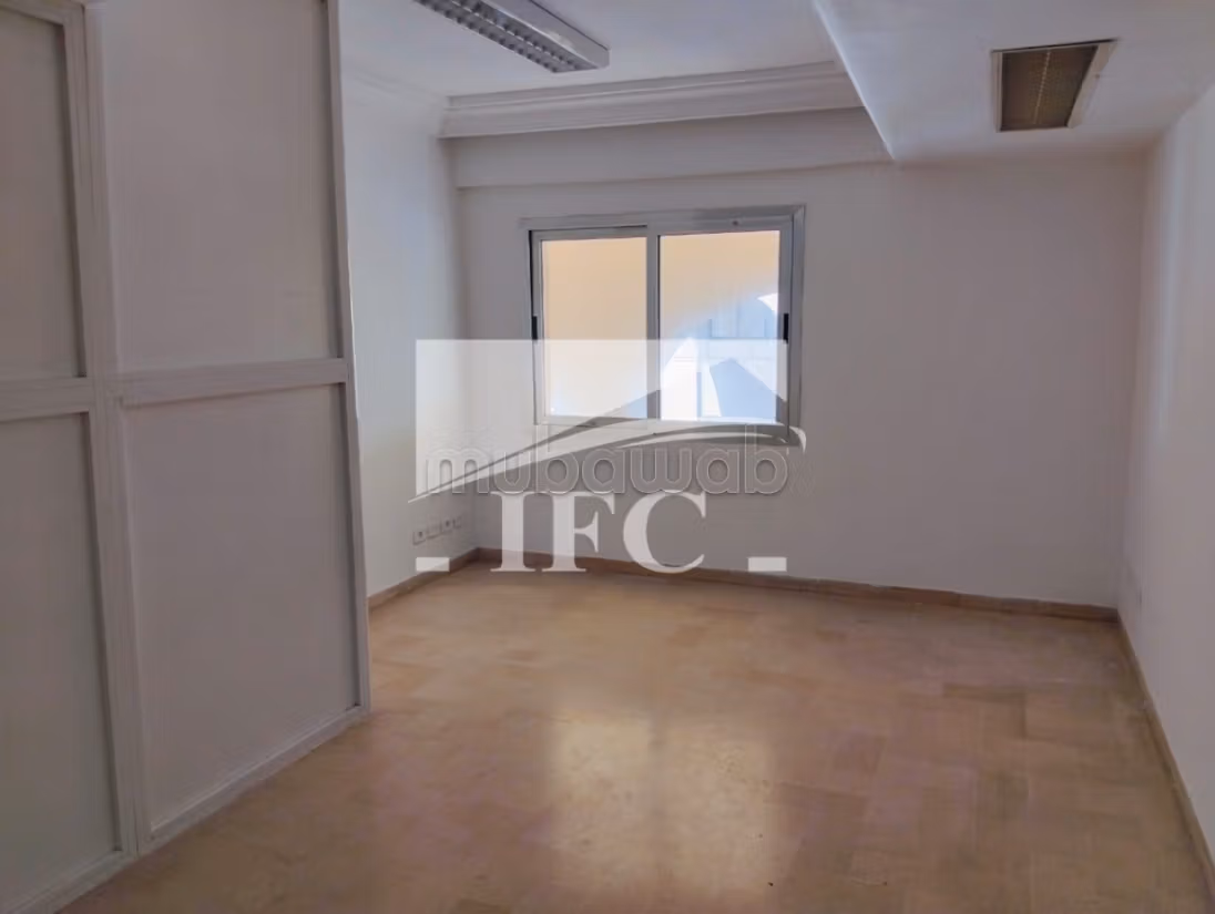 Comodo ufficio in affitto a Les Berges Du Lac 1. Superficie totale 240 m². Ascensore e garage. 
