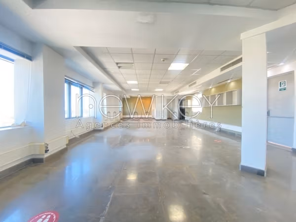 Offices for rent in Les Berges Du Lac 1. Small area 345 m². Basement