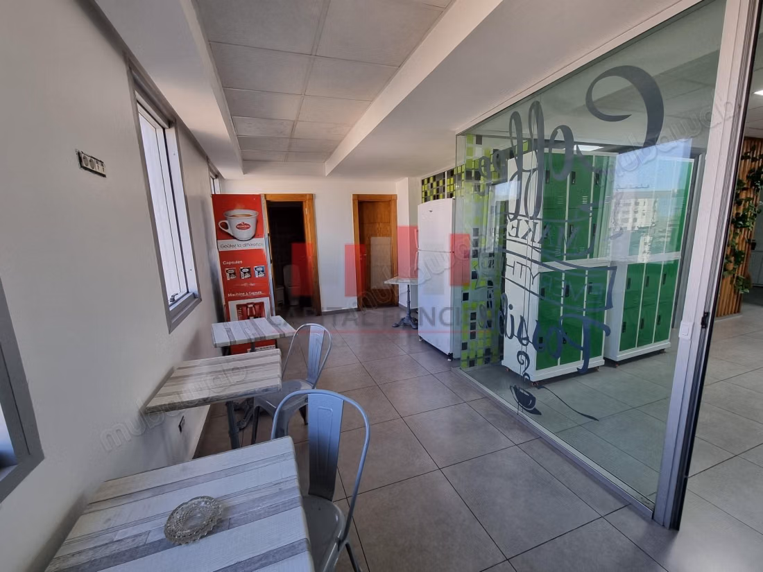 Eccellente opportunità di un piano ufficio premium arredato e attrezzato di 365 m in affitto nel quartiere Palmier