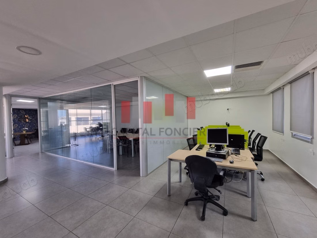 Eccellente opportunità di un piano ufficio premium arredato e attrezzato di 365 m in affitto nel quartiere Palmier