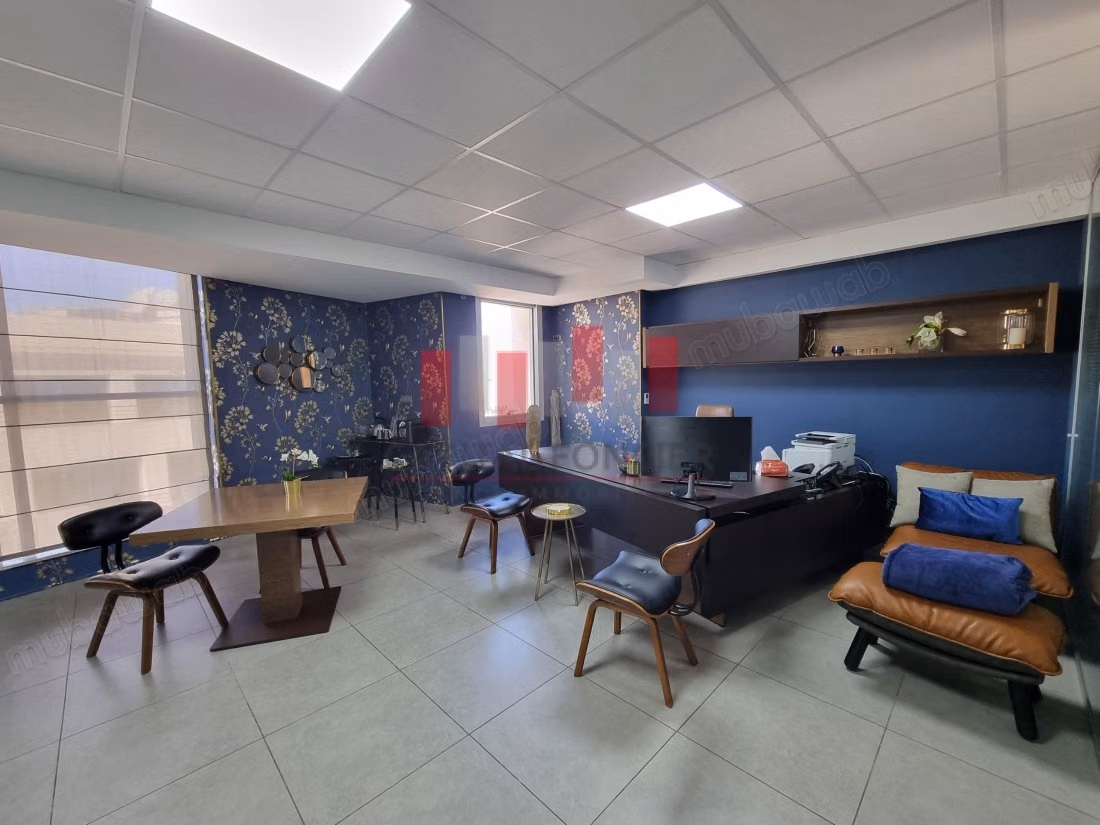 Eccellente opportunità di un piano ufficio premium arredato e attrezzato di 365 m in affitto nel quartiere Palmier