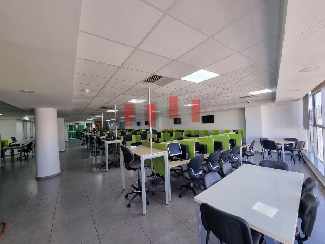 Eccellente opportunità di un piano ufficio premium arredato e attrezzato di 365 m in affitto nel quartiere Palmier