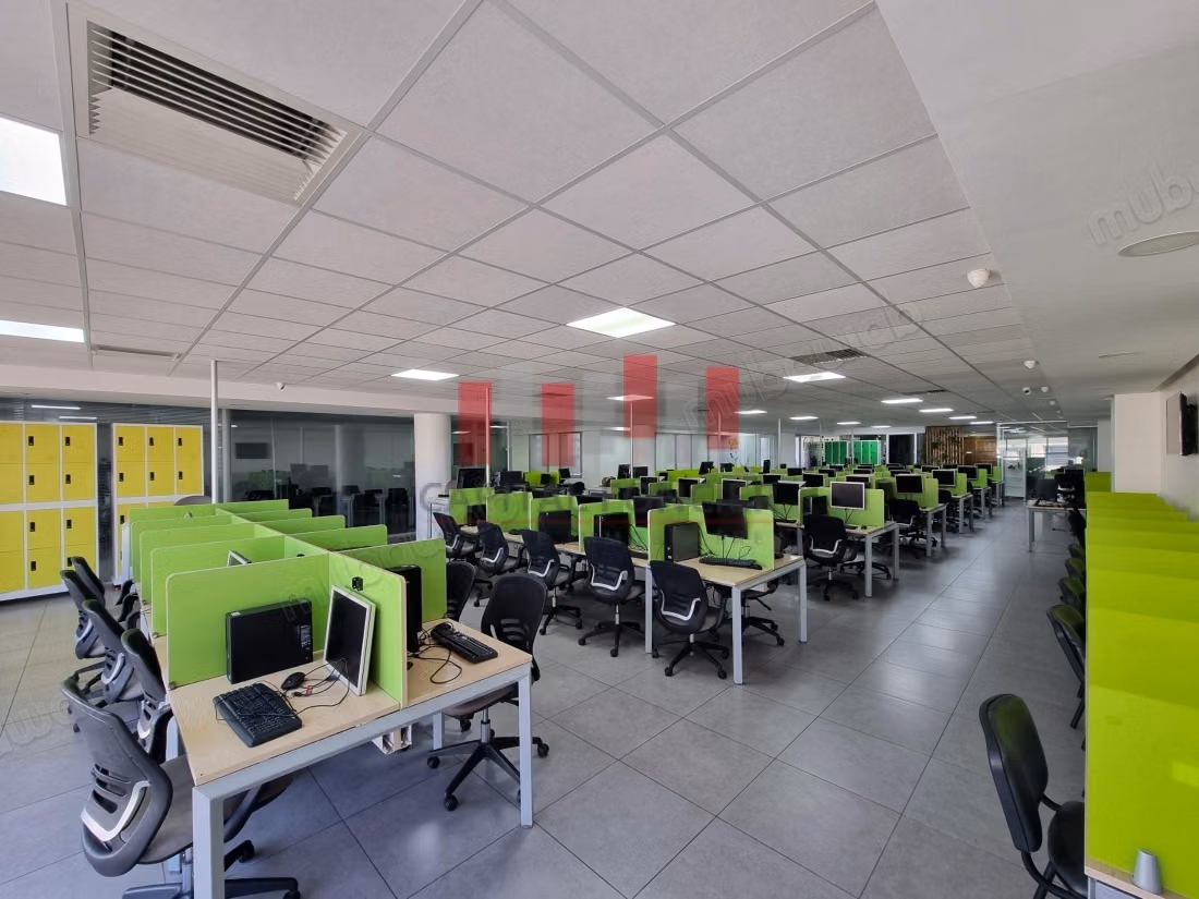 Eccellente opportunità di un piano ufficio premium arredato e attrezzato di 365 m in affitto nel quartiere Palmier